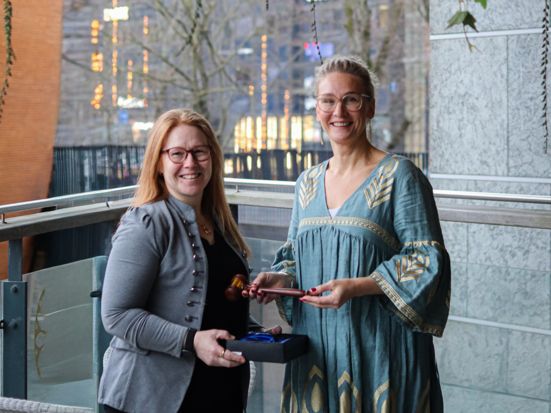 CP Sveriges ordförande Susanne Sandström tar emot en ordförandeklubba från Finlands representant Lissu Kiviniemi, från finska CP-Liitto.